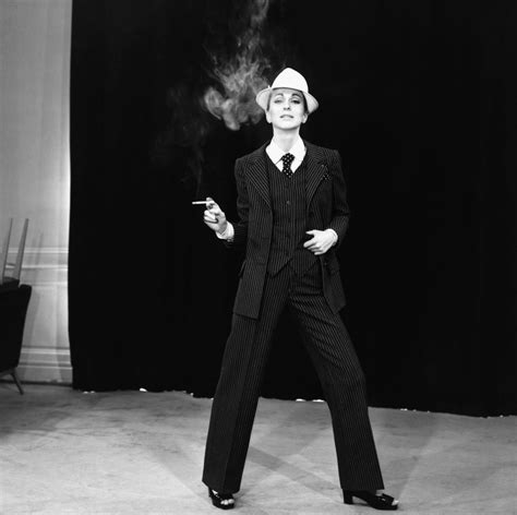 giacca yves saint laurent donna|La storia della giacca smoking di Yves Saint Laurent.